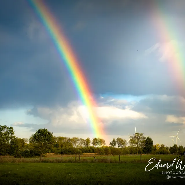 Regenboog bij de windmolens