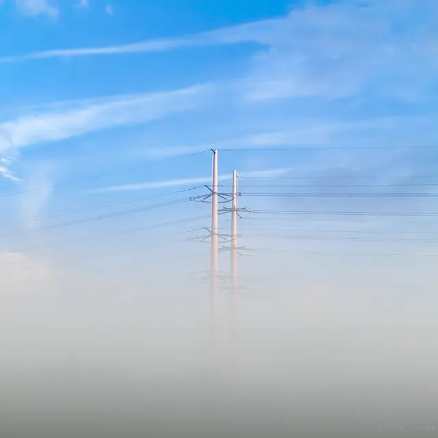 Hoogspanningsmasten boven de mist